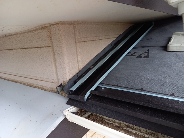 下屋根の水切り板金